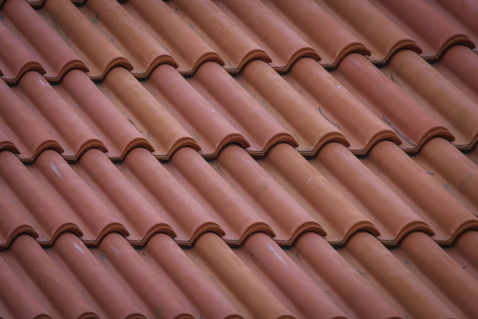 To samo pokrycie ceramiczne po zdjęciu mchu i wymianie pękniętych dachówek
